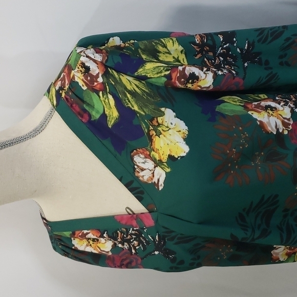3/$30 𝅺COLLECTIVE CONCEPTS Floral V neck Blouse Hunter Green - Picture 2 of 7